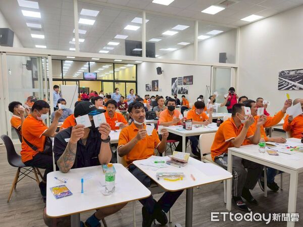 ▲台南勞工局與成大合作，進廠為移工提供健康與心理諮詢服務，展現友善勞動環境。（記者林東良翻攝，下同）