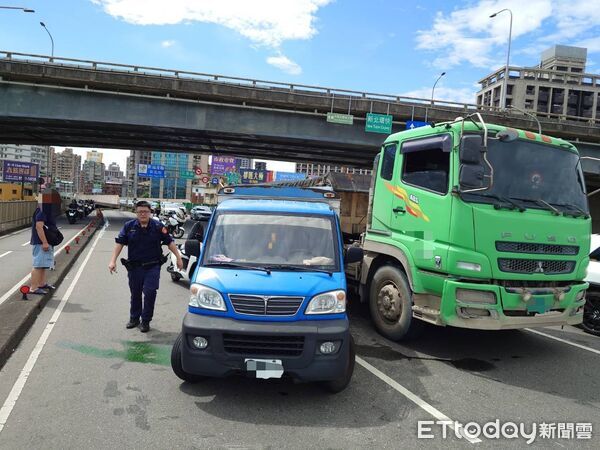 ▲三重忠孝橋發生聯結車追撞小貨車事故，造成往北市方向車流回堵。（圖／記者陸運陞翻攝）