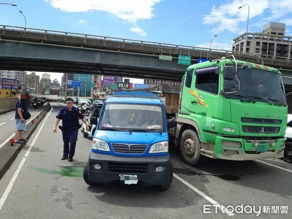 ▲三重忠孝橋發生聯結車追撞小貨車事故，造成往北市方向車流回堵。（圖／記者陸運陞翻攝）