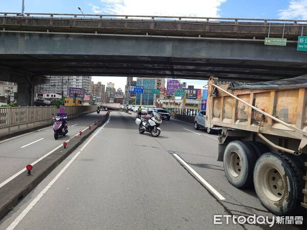 ▲三重忠孝橋發生聯結車追撞小貨車事故，造成往北市方向車流回堵。（圖／記者陸運陞翻攝）