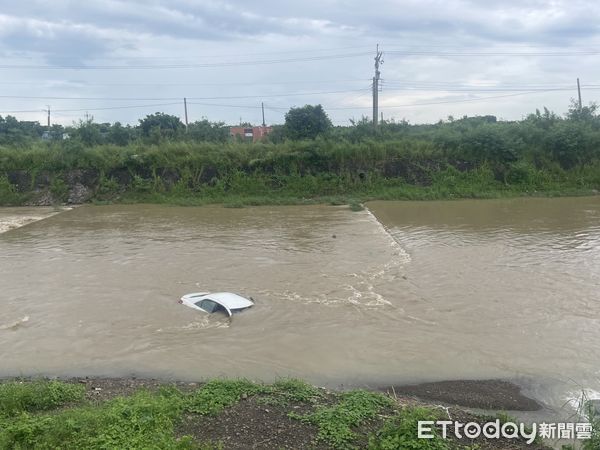 ▲男子駕車衝入河中自行脫困，車子幾乎被湍急河水淹沒。（圖／記者陳崑福翻攝）