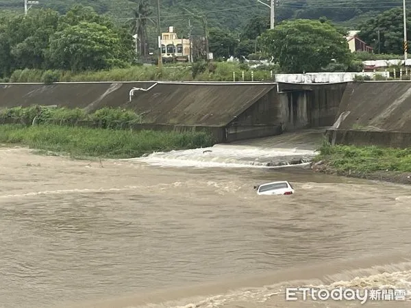▲男子駕車衝入河中自行脫困，車子幾乎被湍急河水淹沒。（圖／記者陳崑福翻攝）