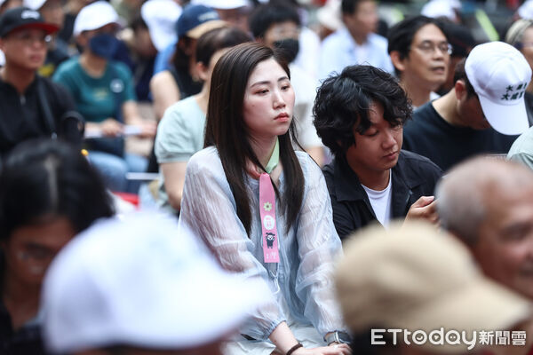 ▲反共護台志工聯盟開票之夜，支持者情緒低落。（圖／記者林敬旻攝）