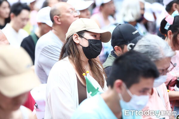 ▲反共護台志工聯盟開票之夜，支持者情緒低落。（圖／記者林敬旻攝）