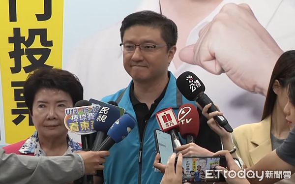 ▲▼國民黨立委張智倫出面感謝支持者。（圖／攝影中心攝）