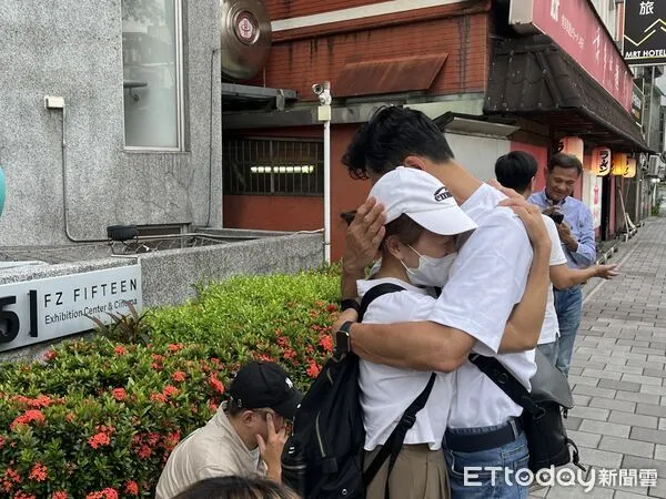 ▲▼新北大罷免開票不如預期，支持民眾忍不住哭泣。（圖／記者許敏溶攝）