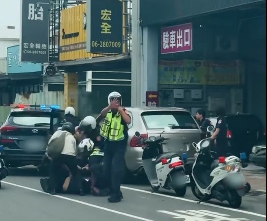 ▲台南市警二分局警方，發布截圍捕，最終逮捕黃、蘇兩嫌。（圖／翻攝自/threads/ chenitsmylife78）