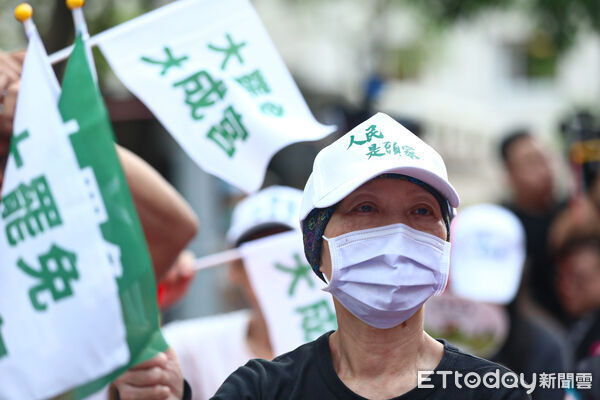 ▲反共護台志工聯盟開票之夜，支持者情緒低落。（圖／記者林敬旻攝）