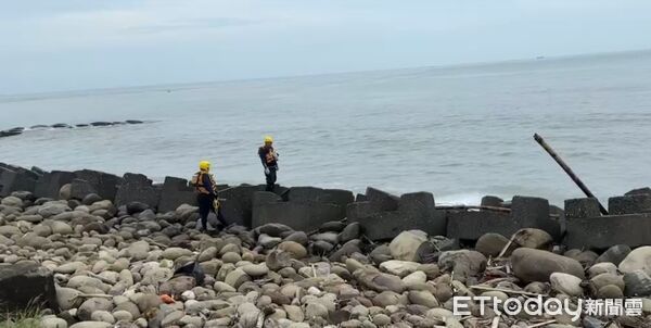 ▲黃金海岸溺水事件持續進行第3天搜救，消防局、海巡單位及空勤總隊出動直升機、無人機與民間搜救團體協力擴大搜尋範圍，惟截至傍晚仍未尋獲。（圖／記者林東良翻攝，下同）