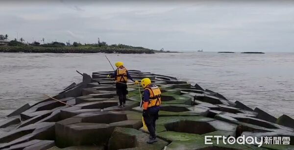 ▲黃金海岸溺水事件持續進行第3天搜救，消防局、海巡單位及空勤總隊出動直升機、無人機與民間搜救團體協力擴大搜尋範圍，惟截至傍晚仍未尋獲。（圖／記者林東良翻攝，下同）