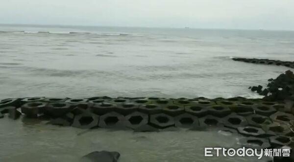 ▲黃金海岸溺水事件持續進行第3天搜救，消防局、海巡單位及空勤總隊出動直升機、無人機與民間搜救團體協力擴大搜尋範圍，惟截至傍晚仍未尋獲。（圖／記者林東良翻攝，下同）