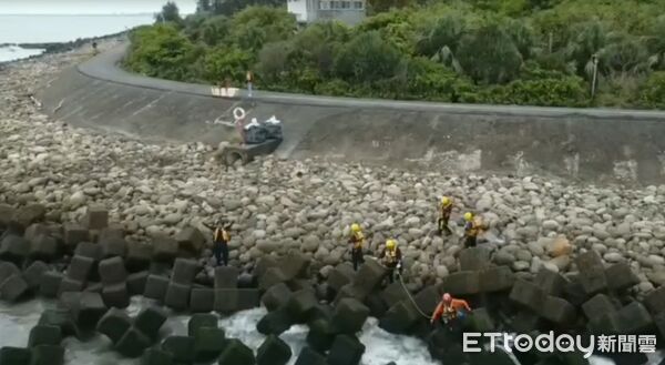 ▲黃金海岸溺水事件持續進行第3天搜救，消防局、海巡單位及空勤總隊出動直升機、無人機與民間搜救團體協力擴大搜尋範圍，惟截至傍晚仍未尋獲。（圖／記者林東良翻攝，下同）