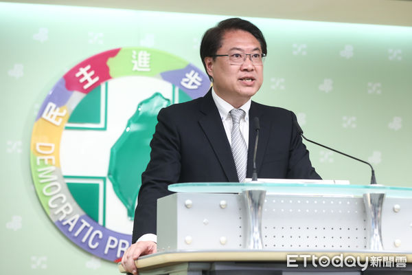 ▲全台大罷免行動失敗，民進黨秘書長林右昌出面說明。（圖／記者林敬旻攝）