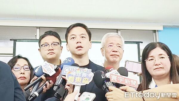 ▲桃園市第一選區立委牛煦庭稍早發表感言，強調選舉沒有贏家，感謝選民以理智做出最合適判斷。（圖／記者沈繼昌翻攝）