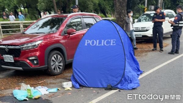 ▲高雄市楠梓區發生死亡車禍，現場已經搭起藍帳棚            。（圖／記者吳奕靖翻攝）