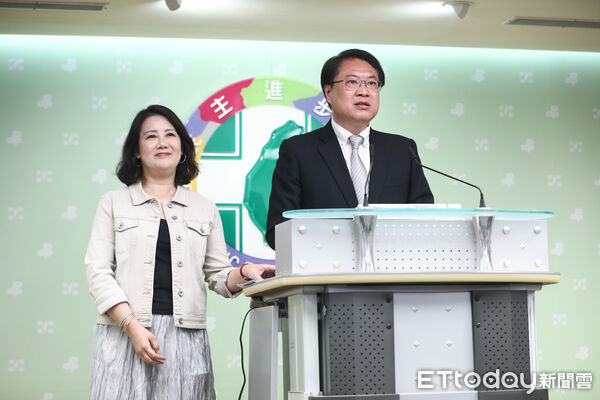 ▲全台大罷免行動失敗，民進黨秘書長林右昌、立院黨團幹事長吳思瑤出面說明。（圖／記者林敬旻攝）