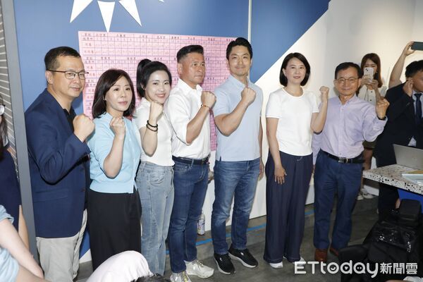 ▲▼蔣萬安、戴錫欽與北市五藍委共同開記者會回應大罷免結果。（圖／記者湯興漢攝）