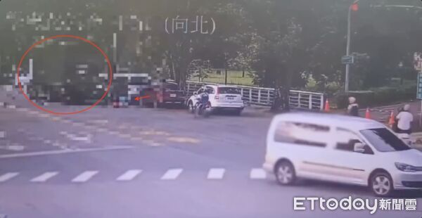 ▲監視器畫面顯示大貨車經過之後，菲籍男子就倒地            。（圖／記者吳奕靖翻攝）
