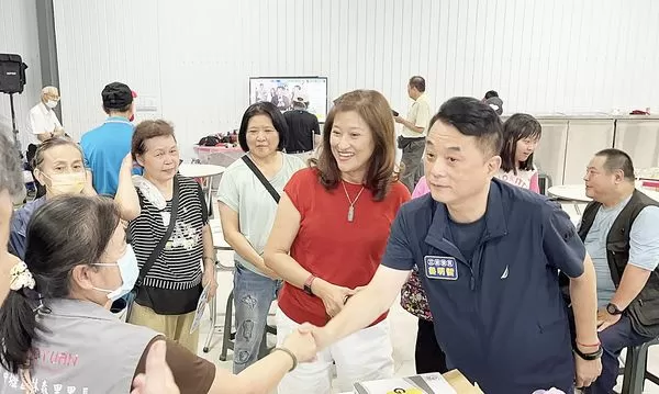 ▲桃園市第三選區立委魯明哲陣營已發出感謝選民支持，向感謝支票握手致意。（圖／魯明哲服務處提供）