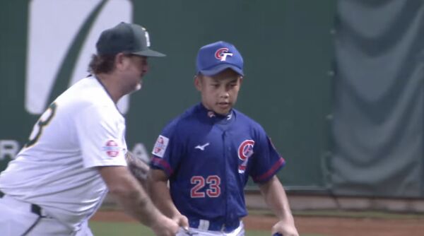 ▲▼澳洲隊教練給予胡誠恩鼓勵。（圖／截自getwin_sport）