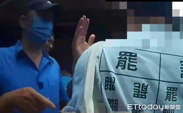 ▲▼挺罷男衝向賴士葆被制伏　身上竟「搜出水果刀」。（圖／記者邱中岳翻攝）