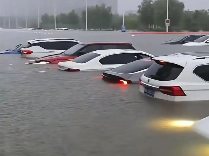 水淹到車窗！河北多地出現「洪災」　居民哀嚎：開車像在開船