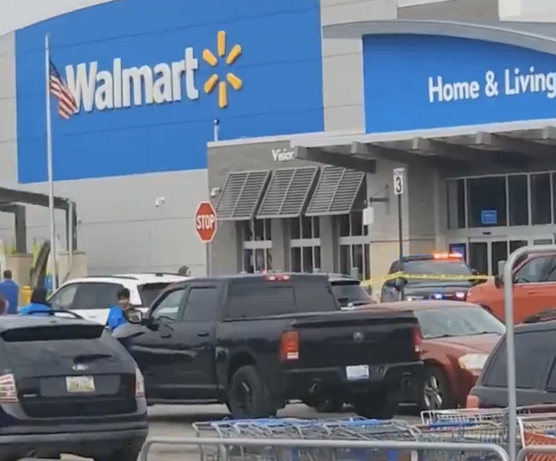 ▲沃爾瑪超市發生隨機刺人事件。（圖／翻攝X）