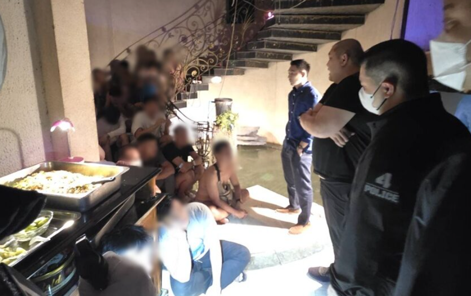 ▲▼一片肉色！泰44男同志「只穿內褲」開毒趴。（圖／翻攝自khaosod）