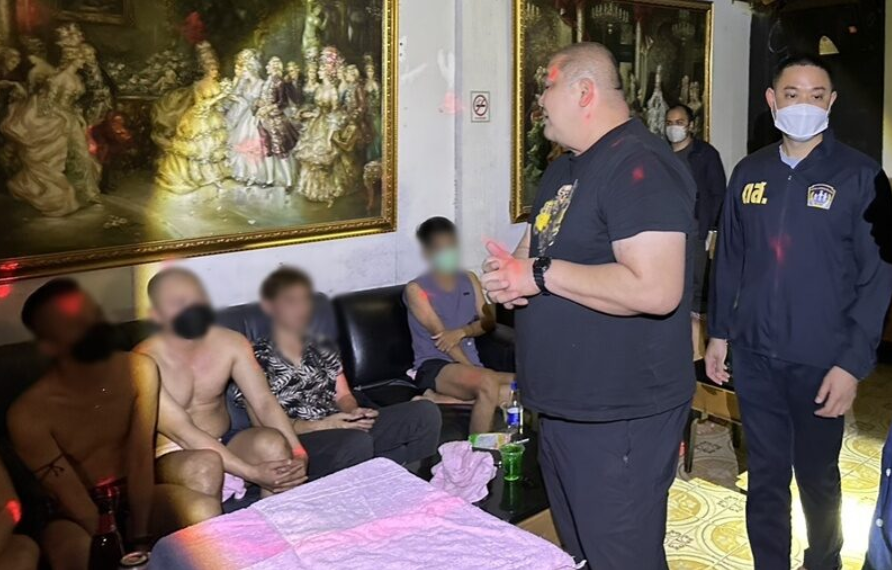 ▲▼一片肉色！泰44男同志「只穿內褲」開毒趴。（圖／翻攝自khaosod）