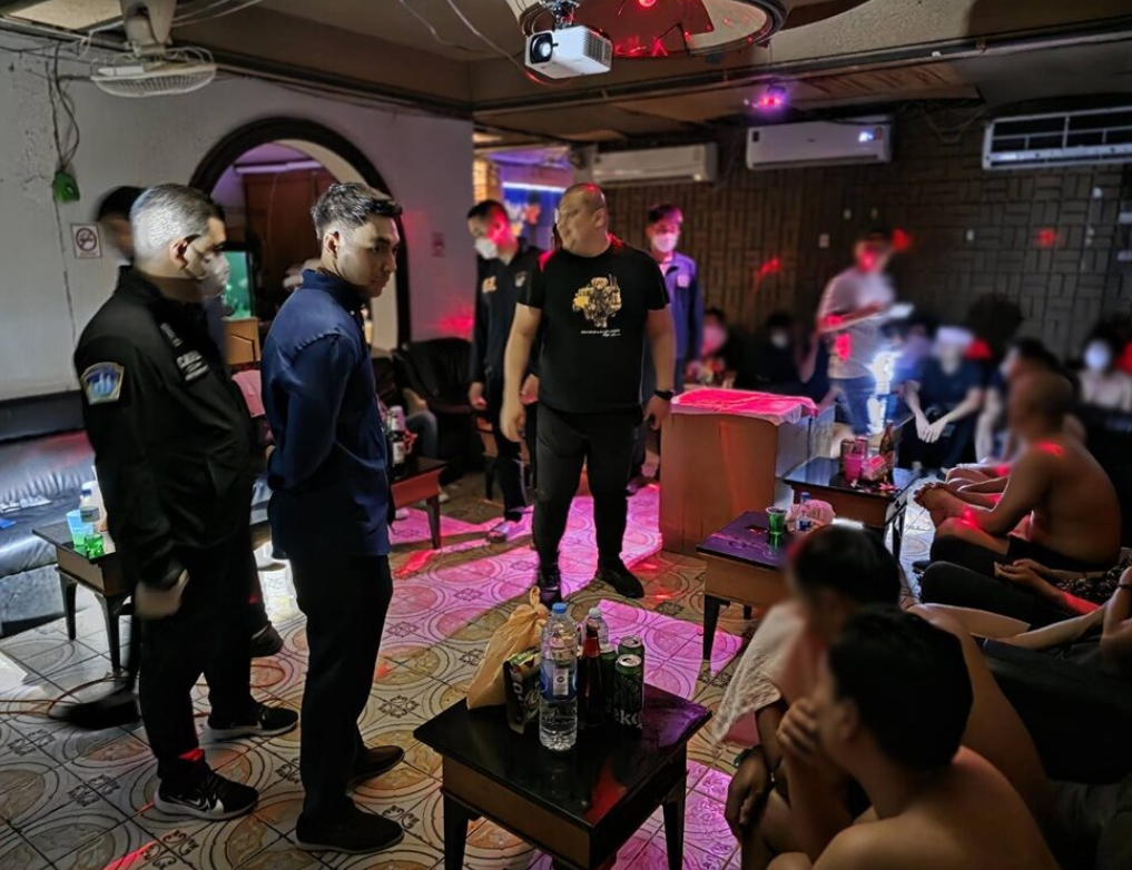 ▲▼一片肉色！泰44男同志「只穿內褲」開毒趴。（圖／翻攝自khaosod）