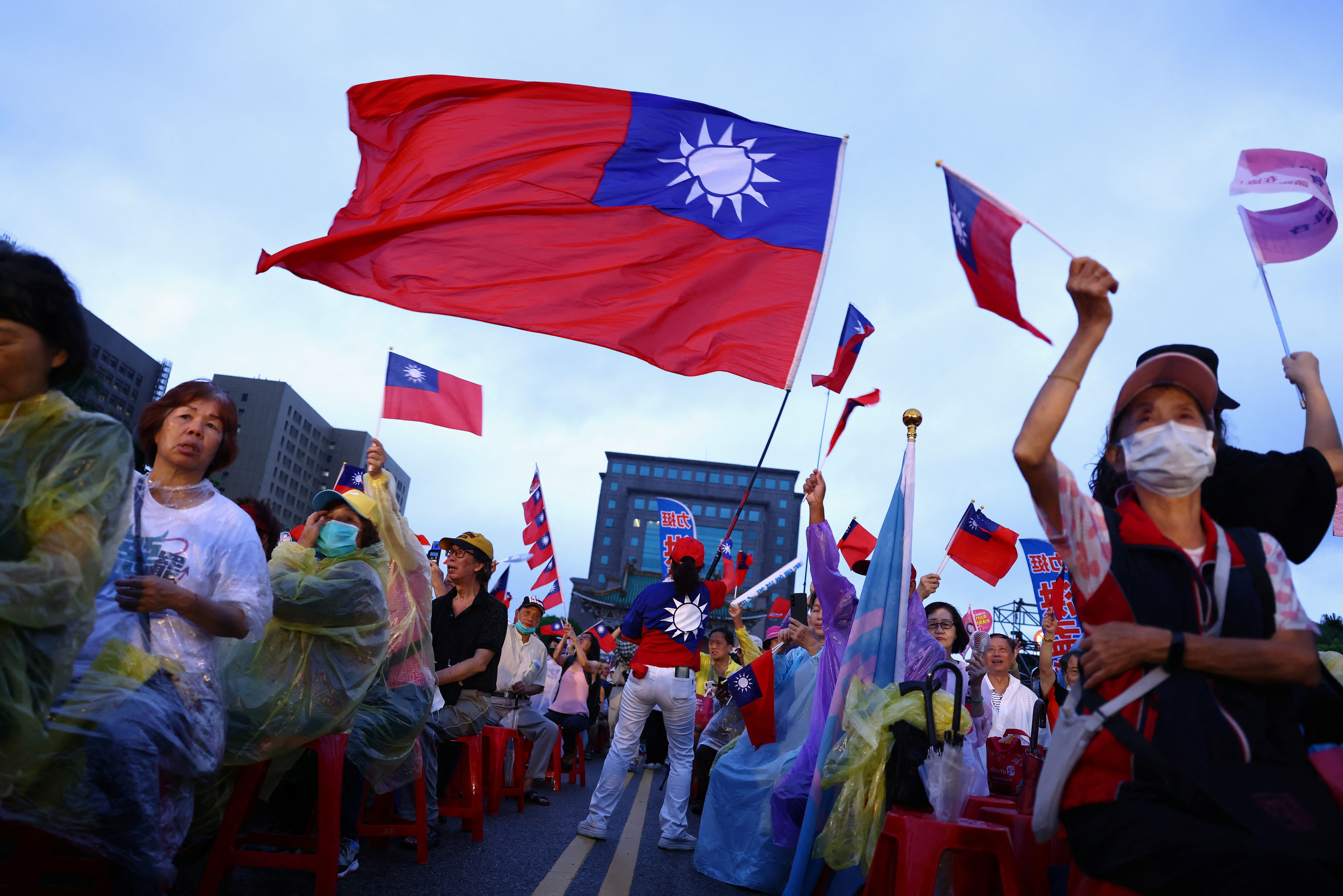 ▲▼國民黨支持者聚集在台北，參加反對罷免運動的集會。（圖／路透）