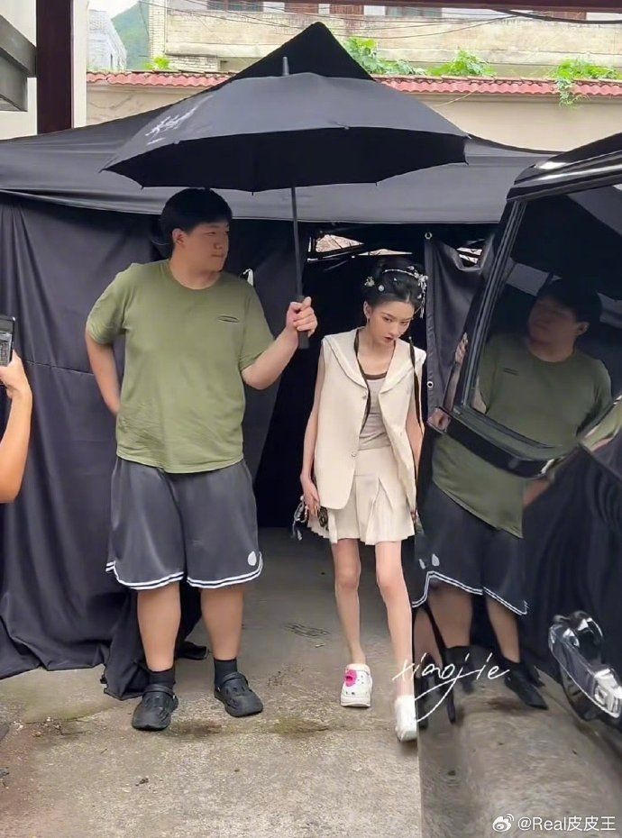 ▲▼《折腰》宋祖兒復出拍戲暴瘦「腿細如竹竿」。（圖／翻攝自微博）