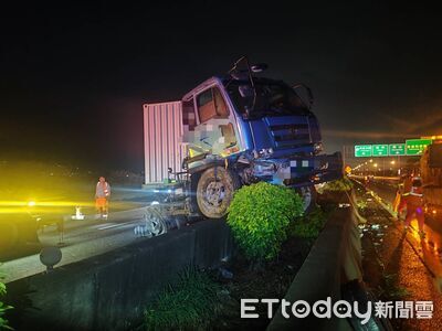 物流車國1高科交流道「騎上」護欄!後車閃避不及猛撞釀2傷