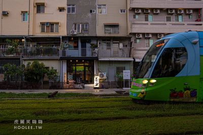 輕軌從旁緩緩經過！高雄隱密深夜食堂