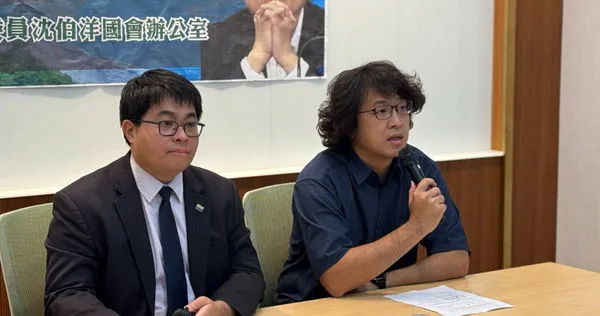 民進黨立委沈伯洋（右）在臉書發文表示感謝罷免團體的努力。（圖／翻攝自沈伯洋臉書）