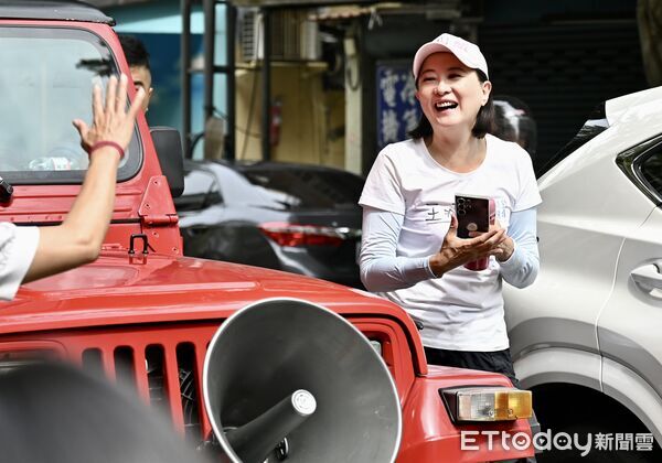 ▲▼王鴻薇車隊掃街謝票。（圖／記者李毓康攝）