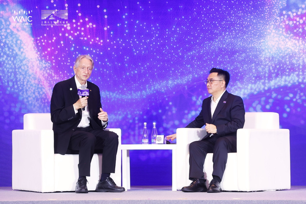 ▲▼圖靈獎、諾貝爾獎得主「AI教父」辛頓（Geoffrey Hinton）。（圖／翻攝WAIC）