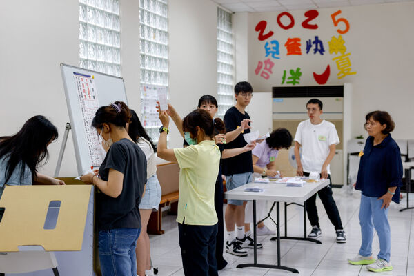 ▲▼台北某選區的民眾26日前往投票所進行「大罷免」投票。（圖／路透）
