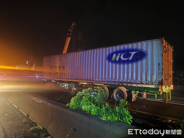 ▲國道1號北上341.5公里高科交流道路段昨日晚間發生一起車禍 。（圖／記者吳奕靖翻攝）
