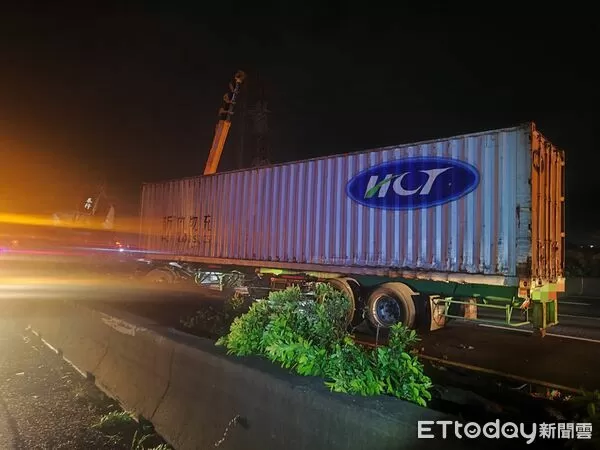 ▲國道1號北上341.5公里高科交流道路段昨日晚間發生一起車禍 。（圖／記者吳奕靖翻攝）