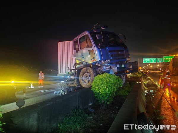 ▲國道1號北上341.5公里高科交流道路段昨日晚間發生一起車禍 。（圖／記者吳奕靖翻攝）