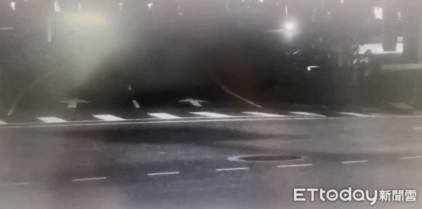 ▲26日凌晨松山區一小客車自撞路旁電箱翻車，造成鄰近大停電台電人員到場搶修。（圖／記者張君豪翻攝）