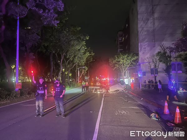 ▲26日凌晨松山區一小客車自撞路旁電箱翻車，造成鄰近大停電台電人員到場搶修。（圖／記者張君豪翻攝）