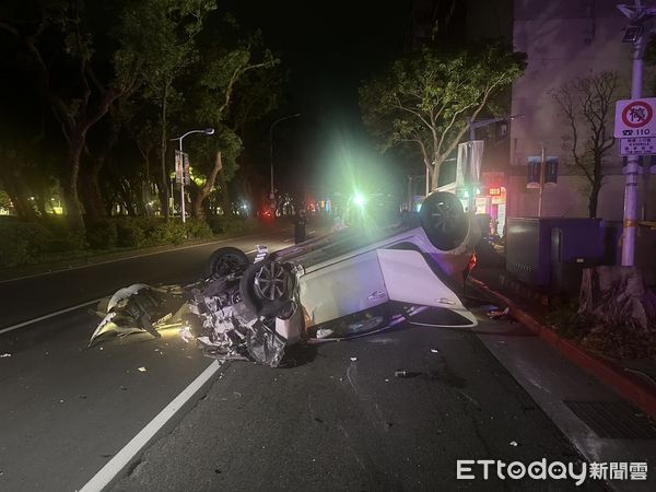 ▲26日凌晨松山區一小客車自撞路旁電箱翻車，造成鄰近大停電台電人員到場搶修。（圖／記者張君豪翻攝）