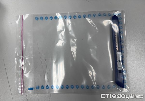 ▲▼林男持美工刀砍傷朱姓同事（紅圈處）事發的瓦斯行小貨車，警方查扣林男行兇的美工刀             。（圖／記者陳以昇翻攝）