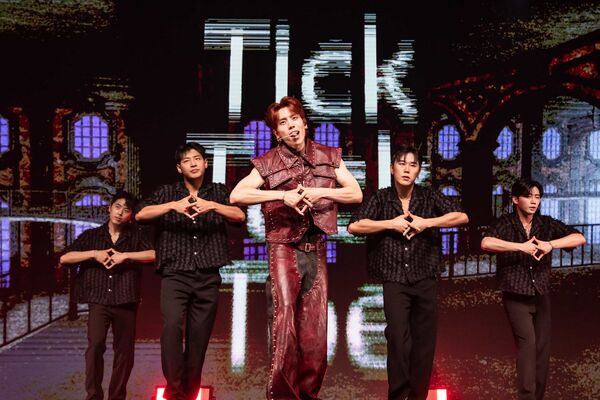 ▲▼ 張東雨笑虧：台灣記者好像很多E人！　還原伏立挺身訪問實況。（圖／網銀國際影視提供）