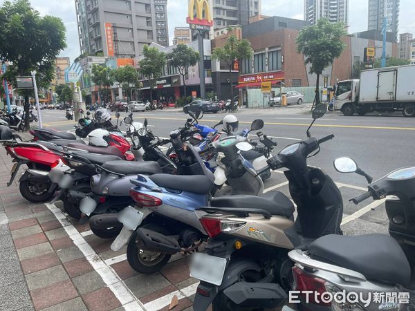 ▲新北市蘆洲一名女子的機車遭人放置針頭             。（圖／記者陳以昇翻攝）