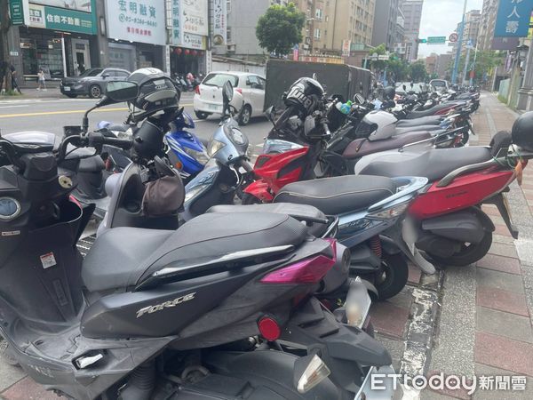 ▲新北市蘆洲一名女子的機車遭人放置針頭             。（圖／記者陳以昇翻攝）