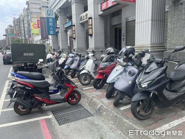 ▲新北市蘆洲一名女子的機車遭人放置針頭             。（圖／記者陳以昇翻攝）