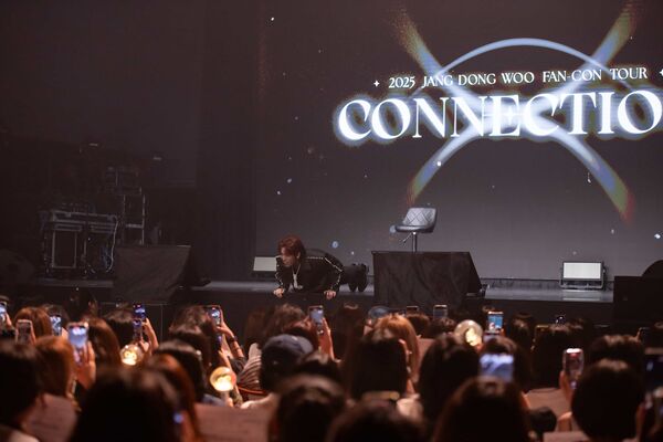 ▲▼，張東雨現場輕鬆做起伏地挺身。（圖／網銀國際影視提供）